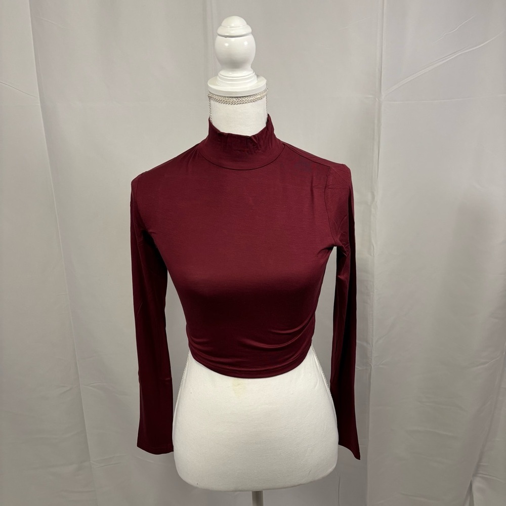 NWOT Long Sleeve Crop Top Size XS Burgundy Color Rayon Spandex
